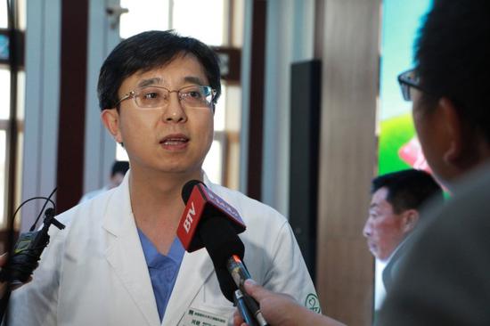 首都醫(yī)科大學三博腦科醫(yī)院周健教授在接受媒體采訪
